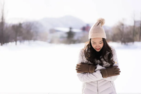 Bela jovem ásia mulher sorrindo feliz para viagem no neve ganhar — Fotografia de Stock