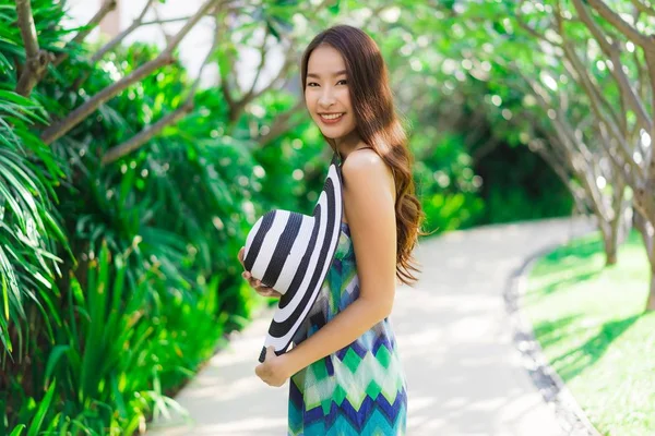 Portrét krásné mladé asijské ženy úsměv a šťastné kolem outd — Stock fotografie