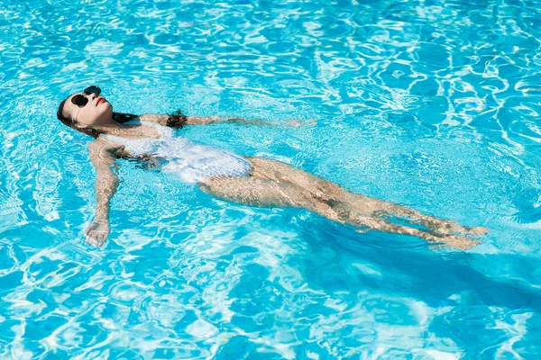 Hermosa joven asiática mujer feliz y sonrisa en la piscina para — Foto de Stock