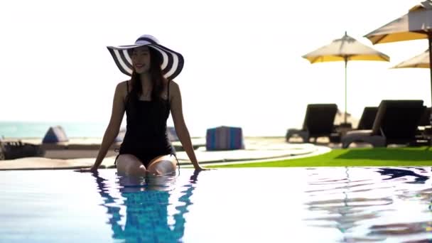 Záběry Krásné Asijské Mladé Ženy Relaxační Bazénu — Stock video