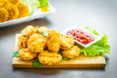 Derin yağda kızartılmış tavuk eti çağrı nugget domates veya ketçap sos ile