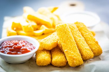 Balık parmak ve patates kızartması veya domates ketçap ve anne ile fiş