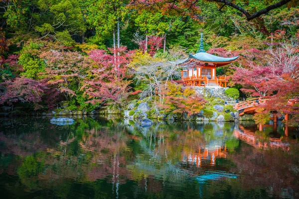 Güzel Daigoji Tapınağı ile renkli ağaç ve yaprak sonbahar s — Stok fotoğraf