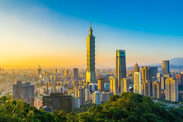 Beautiful landscape and cityscape of taipei 101 building and arc — Stock Photo, Image
