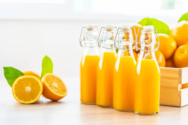 Zumo de naranja fresco para beber en vaso de botella — Foto de Stock