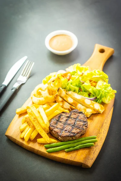 Filete de carne de res a la parrilla con salsa de papas fritas y vegeta fresca —  Fotos de Stock