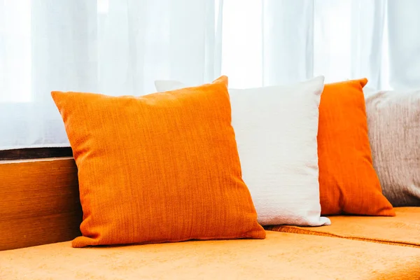 Wygodne poduszki na kanapie ozdoba — Zdjęcie stockowe