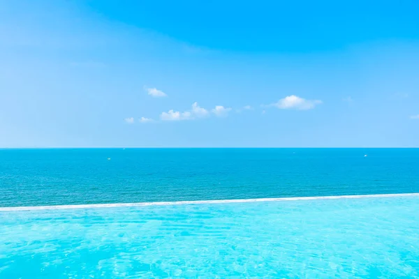 Piękny krajobraz morze ocean z odkrytym basenem na w — Zdjęcie stockowe