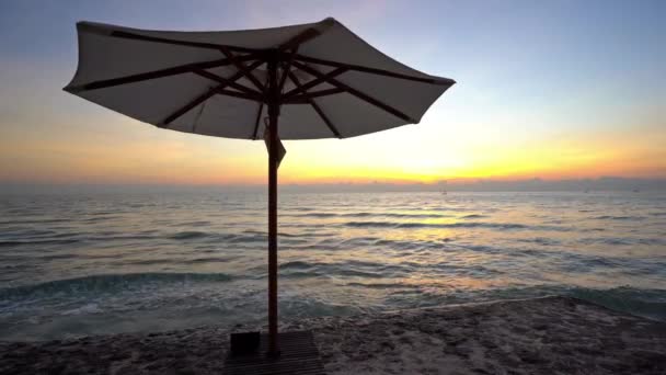 Imágenes Tranquilas Hermoso Mar Ondulado Puesta Del Sol — Vídeo de stock