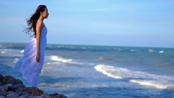 海岸の美しいアジア系の若い女性の映像 — ストック動画