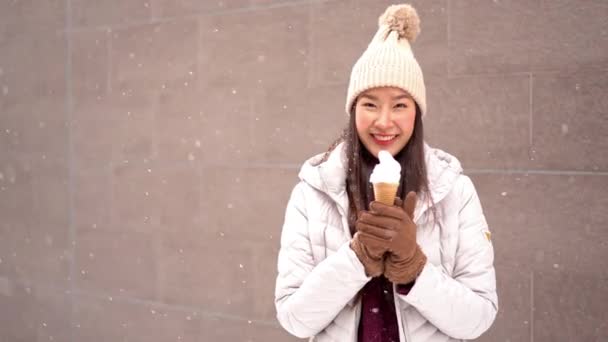 Imagens Bela Mulher Jovem Asiática Sob Queda Neve — Vídeo de Stock