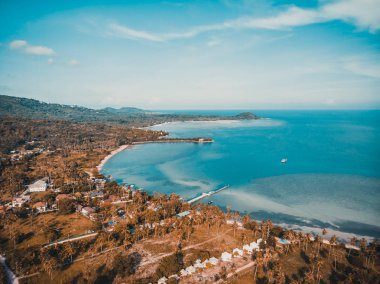 Güzel tropikal plaj ve deniz hurma ve koh samui Adası seyahat ve tatil için diğer ağacında havadan görünümü