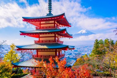 Dağ fuji chureito pagoda akçaağaç ağaç yaprak sonbahar sezonu Yamanashi Japonya çevresinde ile güzel manzara