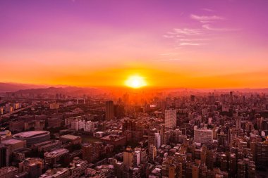 Taipei şehrinin güzel mimarisi Tayvan 'da gün batımında gökyüzüne yükseliyor.