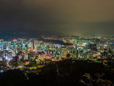 Geceleri Güney Kore'de Seoul şehir etrafında bina güzel mimari