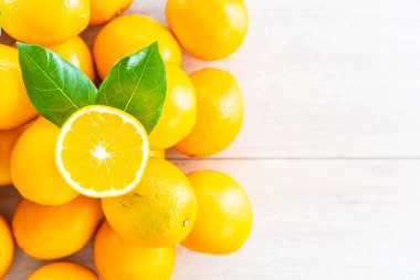 Ahşap masa - sağlıklı gıda kavramı üzerinde taze portakal meyve