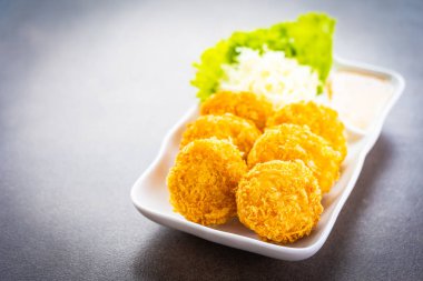 Derin kızarmış gevrek karides veya karides pasta beyaz plaka - Tay gıda tarzı sebze ve tatlı sos ile