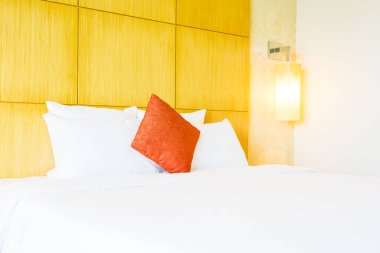 Otel yatak odası iç dekorasyonda yatak beyaz rahat yastık