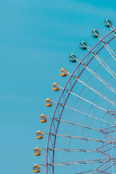 Reuzenrad Festival Pretpark Blauwe Hemelachtergrond — Stockfoto