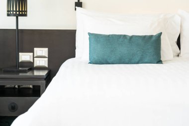 Güzel lüks ve konforlu yatak odası iç dekorasyon Oda ve beyaz yastık battaniye ışık lamba ile