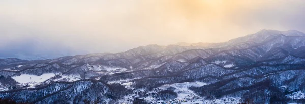 北海道札幌市で日没時に冬の季節は雪に木の周りの山と美しい風景 — ストック写真