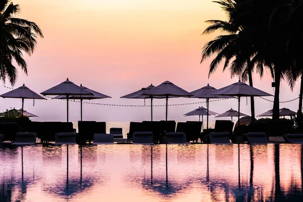 Beautiful Outdoor Swimming Pool Silhouette Umbrella Chair Coconut Palm Tree — Stock Photo, Image