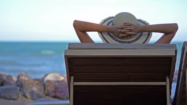 Filmaufnahmen Von Schönen Asiatischen Junge Frau Mit Hut Entspannen Strand — Stockvideo