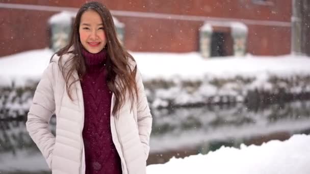 Imagens Bela Mulher Jovem Asiática Sob Queda Neve — Vídeo de Stock