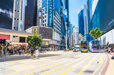 Hong kong, Çin - 15 Eylül, 2018: güzel mimari ve bina ile bir sürü insan ve trafik hong kong causeway bay çevresinde