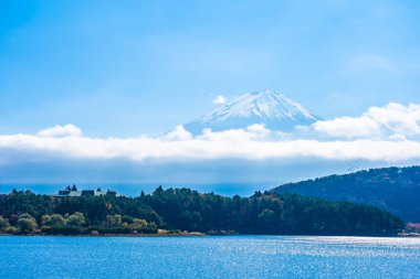 Dağ fuji akçaağaç yaprağı ağaç göl sonbahar sezonu ile güzel manzara