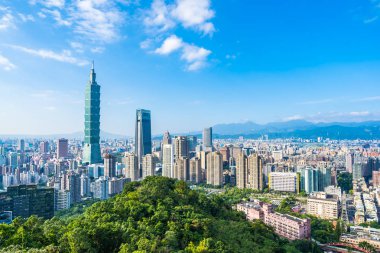 Taipei 101 binasının ve mimarisinin güzel manzarası ve manzarası Tayvan 'da mavimsi ve beyaz bulutlarla gökyüzüne yükseliyor.