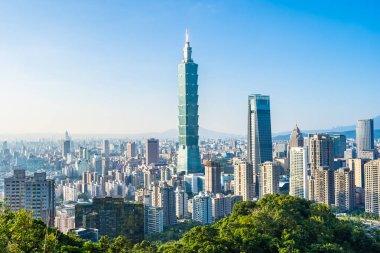 Taipei 101 binasının ve mimarisinin güzel manzarası ve manzarası Tayvan 'da mavimsi ve beyaz bulutlarla gökyüzüne yükseliyor.