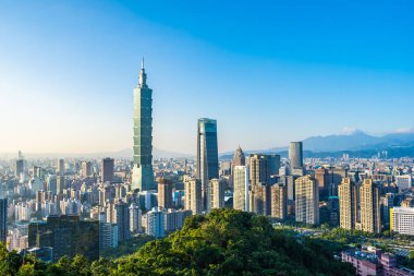 Taipei 101 binasının ve mimarisinin güzel manzarası ve manzarası Tayvan 'da mavimsi ve beyaz bulutlarla gökyüzüne yükseliyor.