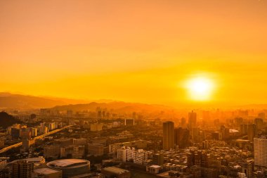 Taipei şehrinin güzel mimarisi Tayvan 'da gün batımında gökyüzüne yükseliyor.