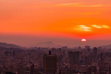 Taipei şehrinin güzel mimarisi Tayvan 'da gün batımında gökyüzüne yükseliyor.