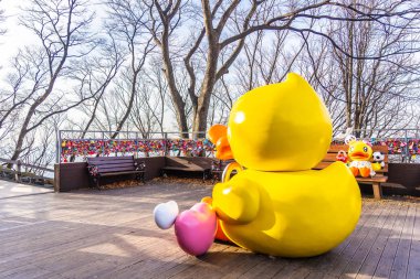 Seoul, Güney Kore 6 Aralık 2018: Seul Kulesi ile namsan dağda aşk anahtarıdır Kore landmark biri