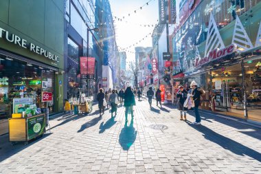 Seoul, Güney Kore 10 Aralık 2018: Myeong dong piyasasıdır popüler bir yer ve yiyecek bir şeyler bulmak alışveriş ve turistik bölgesi