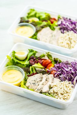 Izgara tavuk eti göğüs ile taze sebze salatası - sağlıklı gıda tarzı