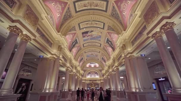 マカオ市内のヴェネツィアのホテルリゾートとカジノの美しいインテリア — ストック動画