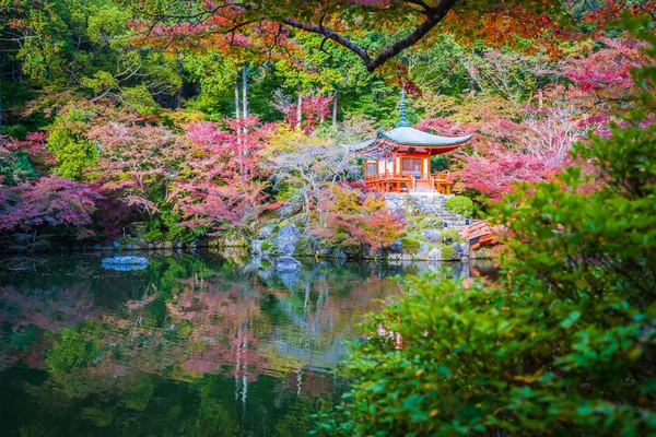 Színes fa és a levél ősszel s gyönyörű Daigoji-templom — Stock Fotó