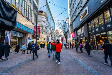 Seoul, Güney Kore 10 Aralık 2018: Myeong dong pazarı 