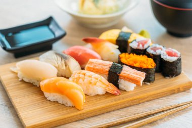 Somon balığı kabuk kabuklu karides ve diğer et suşi maki