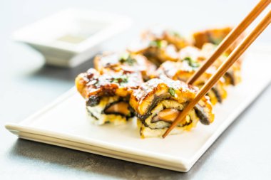 Izgara yılan balığı veya unagi balık suşi maki rulo tatlı sos ile