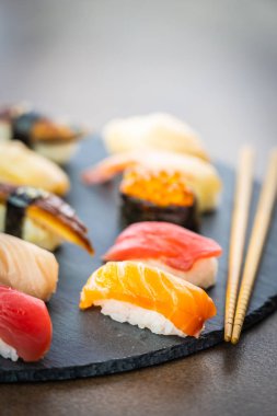 Somon balığı karides karides yılan balığı kabuk ve oth nigiri suşi ayarla