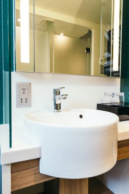 Beyaz lavabo ve musluk banyo dekorasyon