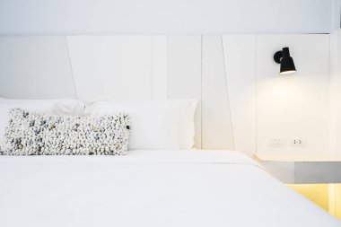 Beyaz yastık Yatak Dekorasyon güzel lüks yatak odasında Inter