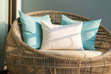 Kanepe sandalyede rahat yastık