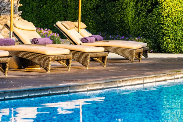 Hermosa piscina al aire libre con tumbona y sombrilla —  Fotos de Stock