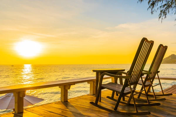 Lege houten stoel en tafel op terras met mooie tropi — Stockfoto