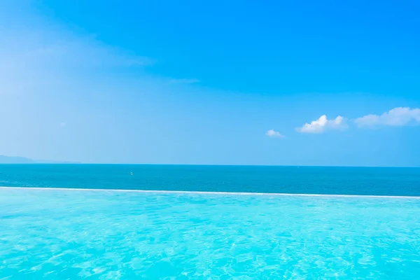 Prachtige landschap van zee oceaan met buitenzwembad op w — Stockfoto